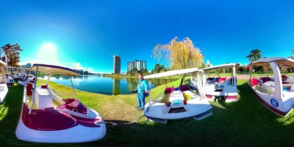 Batumi Geórgia Março 2021 360 Homem Parque Junto Lago — Fotografia de Stock