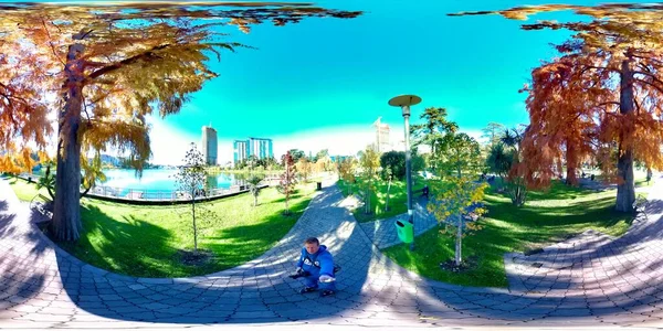 Batumi Geórgia Março 2021 360 Homem Parque Junto Lago — Fotografia de Stock