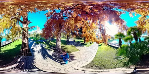 Batumi Georgia Března 2021 360 Muž Fotografuje Podzimním Parku — Stock fotografie