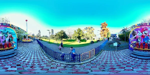 Batumi Georgien März 2021 360 Man Fotografiert Herbst Park — Stockfoto