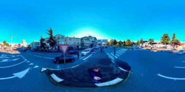 Batumi, Gürcistan - 7 Mart 2021: 360 Bir adam şehirde dolaşıyor ve fotoğraf çekiyor