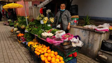 Batumi, Gürcistan - 12 Nisan 2021: Marketteki büyükannem meyve ve sebze satıyor