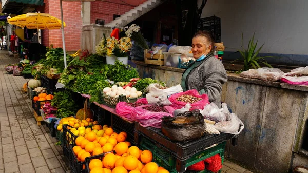 바투미 조지아 2021 시장에서 야채를 할머니 — 스톡 사진