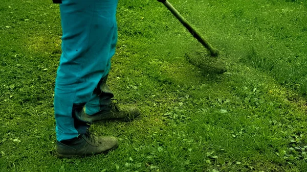 Homem Com Cortador Relva Parque Limpa Relva — Fotografia de Stock