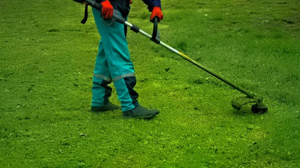 Homem Com Cortador Relva Parque Limpa Relva — Fotografia de Stock