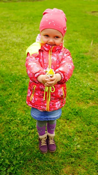 Bambina Con Fiori Nel Parco — Foto Stock