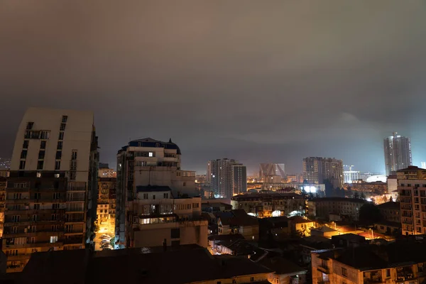 Cidade Noturna Fundo Céu Nublado — Fotografia de Stock