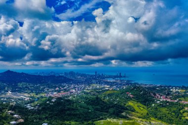 Yazın orman ve dağların 360 VR hava görüntüsü. İnsansız hava aracıyla manzara