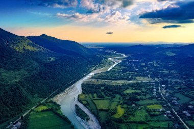 Yaz mevsiminde drone 'dan nehir manzarası