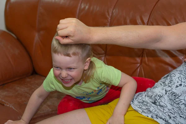 Papa Und Sohn Verwöhnen Sich Auf Der Couch — Stockfoto