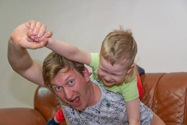 Papá Hijo Tonteando Sofá —  Fotos de Stock