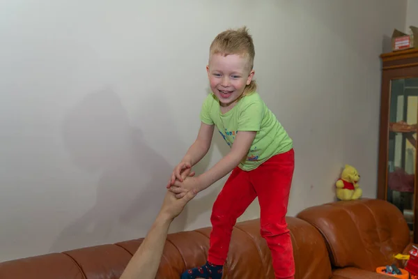 Vader Zoon Aan Het Dollen — Stockfoto