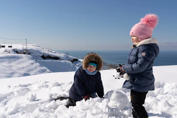 Αγόρι Και Κορίτσι Παίζουν Χιονόμπαλες Χειμώνα — Φωτογραφία Αρχείου