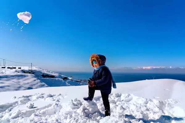 Αγόρι Παίζει Χιονόμπαλες Χειμώνα — Φωτογραφία Αρχείου