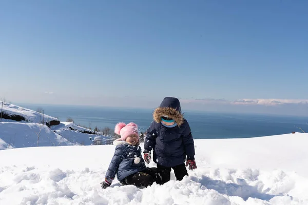 Αγόρι Και Κορίτσι Παίζουν Χιονόμπαλες Χειμώνα — Φωτογραφία Αρχείου