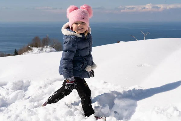 Κορίτσι Βρίσκεται Στο Χιόνι Χειμώνα — Φωτογραφία Αρχείου