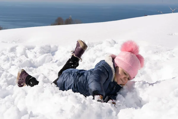 Flicka Ligger Snön Vintern — Stockfoto