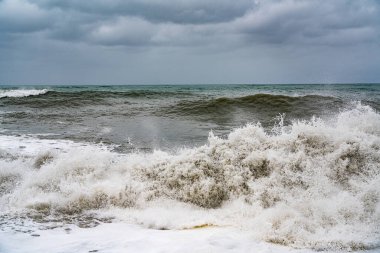 Deniz dalgaları kıyıya vurdu, fırtına