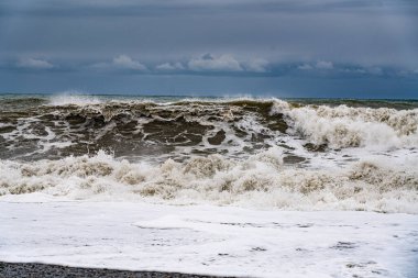 Fırtına sırasında denizde beyaz dalgalar