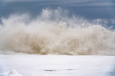 Mavi gökyüzündeki bir fırtına sırasında deniz dalgaları