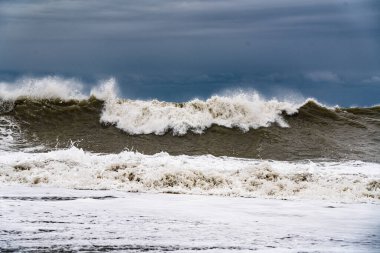 Fırtına sırasında büyük ve güçlü deniz dalgaları