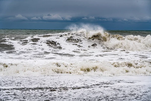 Vagues Blanches Horizon Marin Ciel Nuageux Avec Nuages — Photo