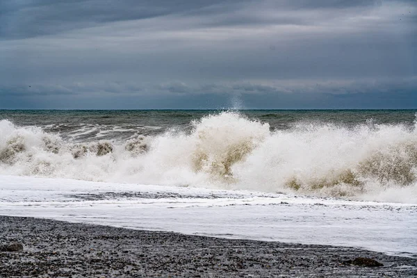 白い波 海の地平線と雲と曇りの空 — ストック写真