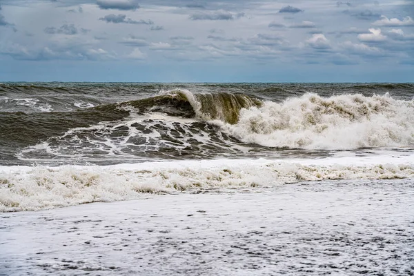 青い泡と灰色の泡の美しい海の波 — ストック写真