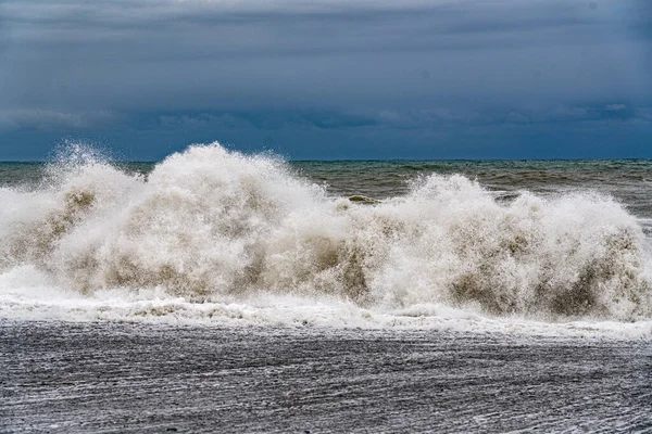 Wit Zeeschuim Zwarte Stenen — Stockfoto