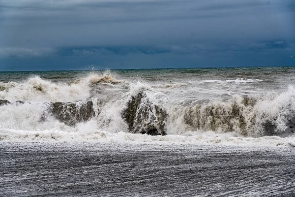 Espuma Mar Branca Pedras Pretas — Fotografia de Stock