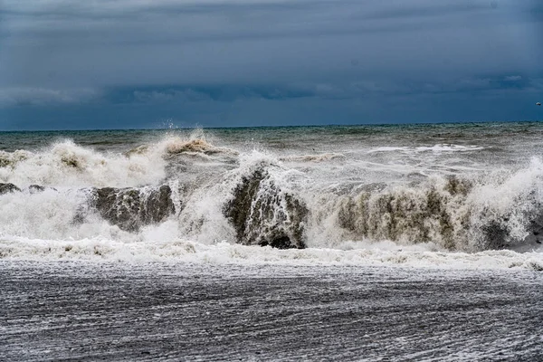 Espuma Mar Blanca Sobre Piedras Negras —  Fotos de Stock