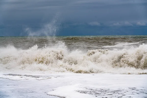 Ondas Mar Durante Uma Tempestade Céu Azul — Fotografia de Stock
