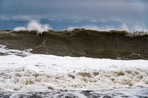 青い空の嵐の間の波 — ストック写真