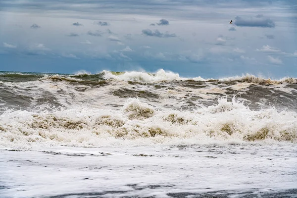 暴风雨期间汹涌汹涌的海浪 — 图库照片