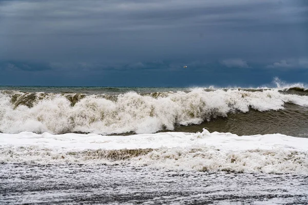 嵐の間の大規模で強力な海の波 — ストック写真