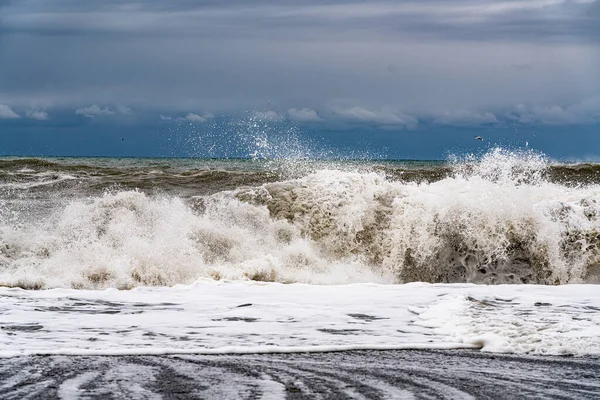 Nubes Oscuras Olas Que Caen Durante Una Tormenta —  Fotos de Stock