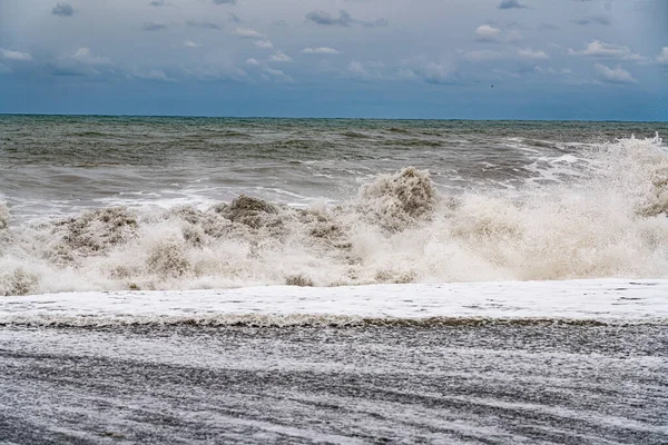 嵐の間の黒海の波 — ストック写真
