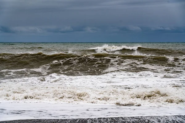 曇り空を背景に黒海の嵐 — ストック写真