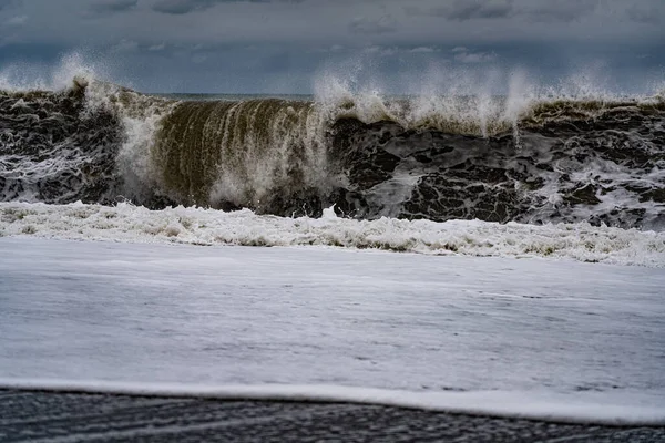 Штормовые Волны Море Против Облачного Неба — стоковое фото