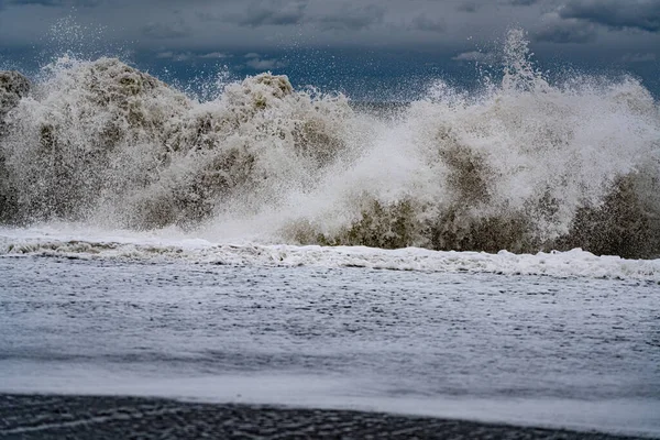 Stormgolven Zee Tegen Een Bewolkte Lucht — Stockfoto