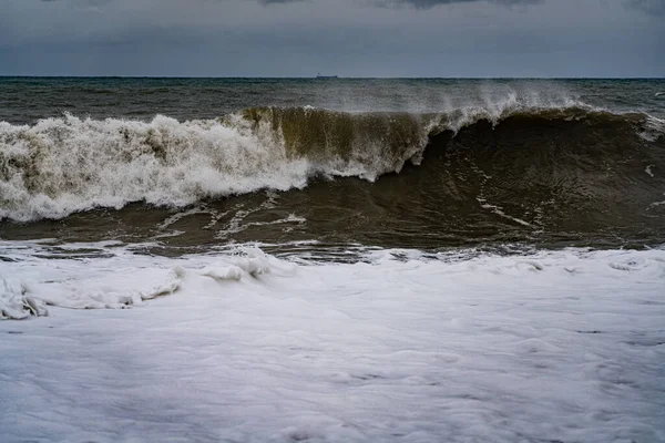 Καταιγίδα Κύματα Στη Θάλασσα Ενάντια Ένα Συννεφιασμένο Ουρανό — Φωτογραφία Αρχείου