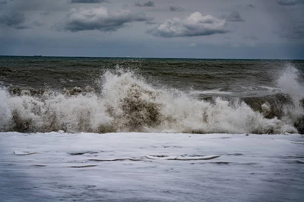 曇った空に対して海での嵐の波 — ストック写真
