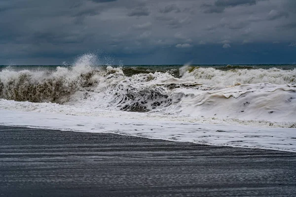 Olas Tormenta Mar Contra Cielo Nublado —  Fotos de Stock