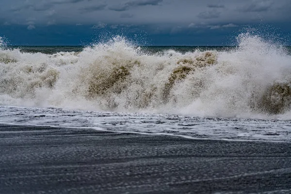 Olas Tormenta Mar Contra Cielo Nublado —  Fotos de Stock