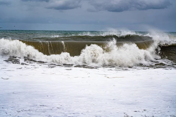 海の水の上の嵐雲劇的な空と巨大な波 — ストック写真