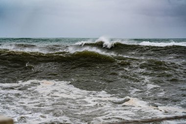 Şiddetli fırtına, dalgalar denizlere vuruyor