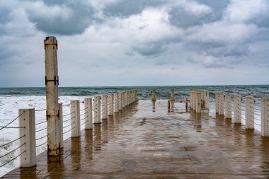 Fırtına sırasında dalgalar iskelede yuvarlanır.
