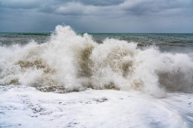 Deniz dalgaları kıyıya vurdu, fırtına