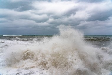 Deniz dalgaları kıyıya vurdu, fırtına