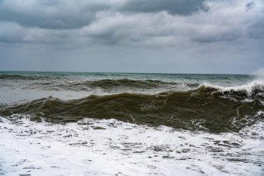 Deniz dalgaları kıyıya vurdu, fırtına